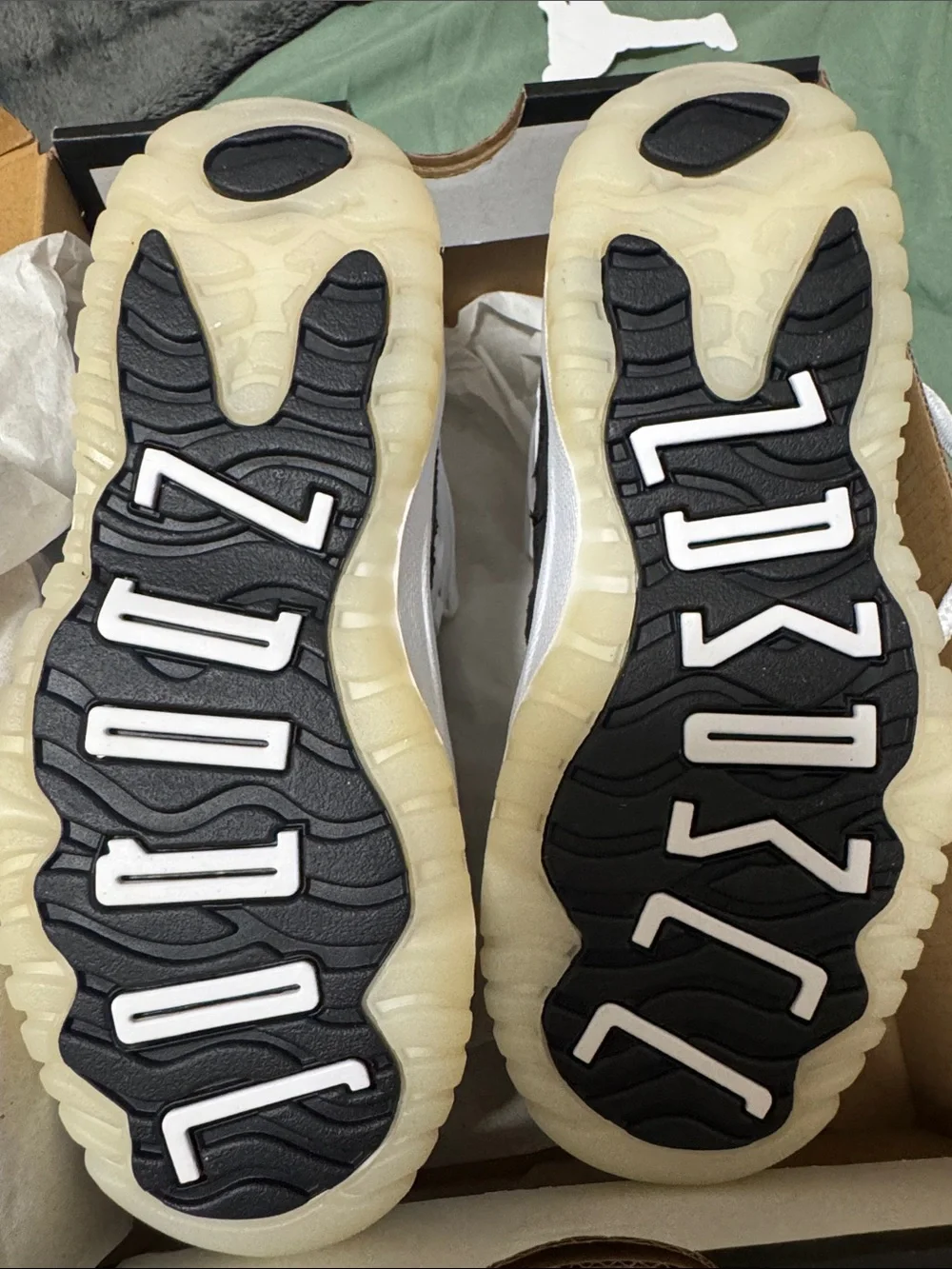 Jordan Kids Retro 11 Sneakers in White, Black & Gold